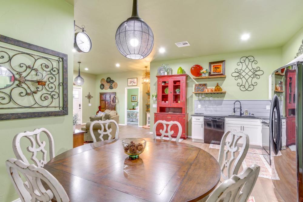4 Mi to Lazy E Arena Horse Lovers Haven with Grill